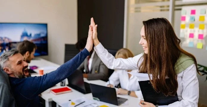 140 de citate mincinoase pentru a te ajuta să urmărești adevărul