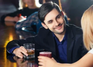 Cum sa incepi o conversatie cu o fata: 10 fraze de abordare