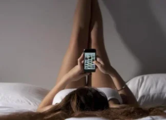 Ce sa-i scrii unei fete pe chat sau SMS: primul mesaj perfect