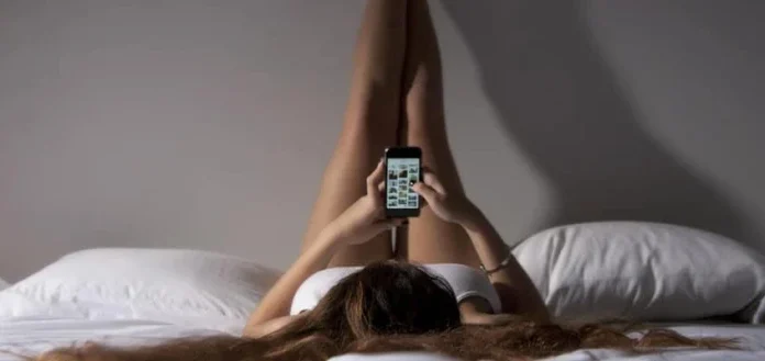 Ce sa-i scrii unei fete pe chat sau SMS: primul mesaj perfect