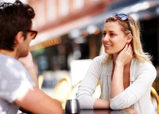 Despre ce sa vorbesti cu o fata: 10 subiecte de conversatie originale