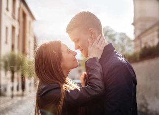 250+ Statusuri amuzante pentru fotografiile de cuplu